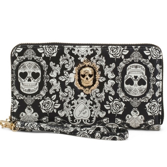 Betsey Johnson Zip Around Wristlet Wallet SKULLS~ Black & White~Gold - Picture 1 of 6